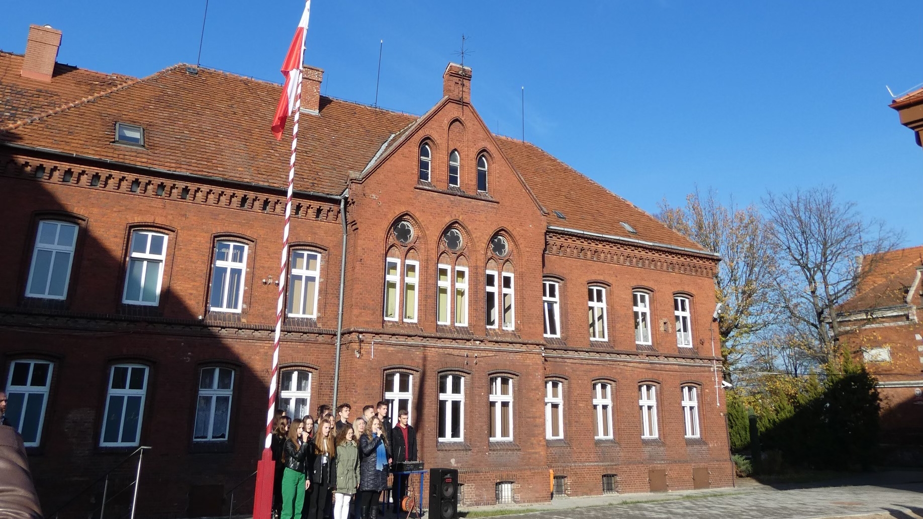 szkoła do hymnu