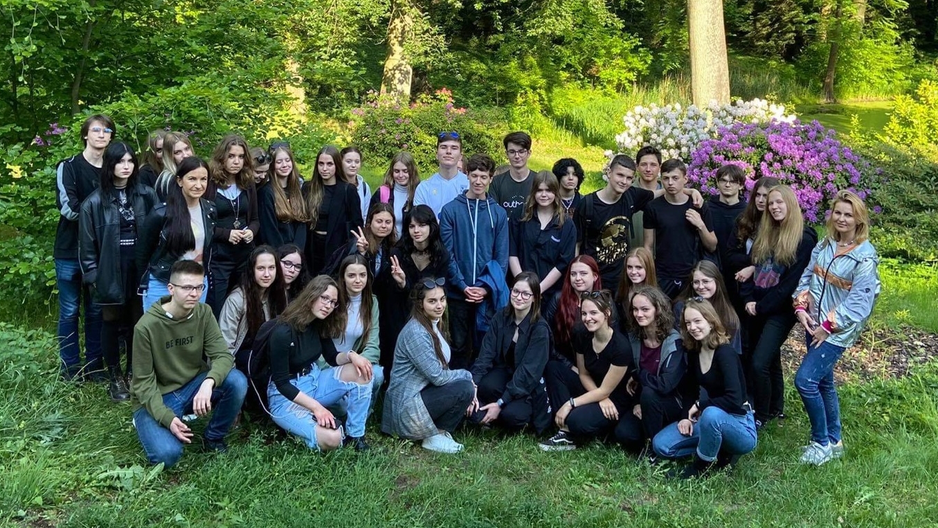 uczniowie w ogrodzie botanicznym
