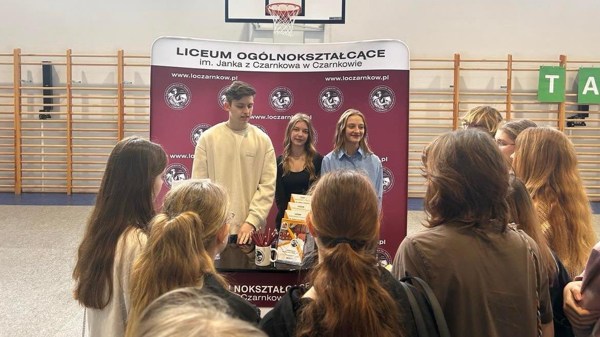 reprezentanci LO Czarnków w na targach w Gębicach