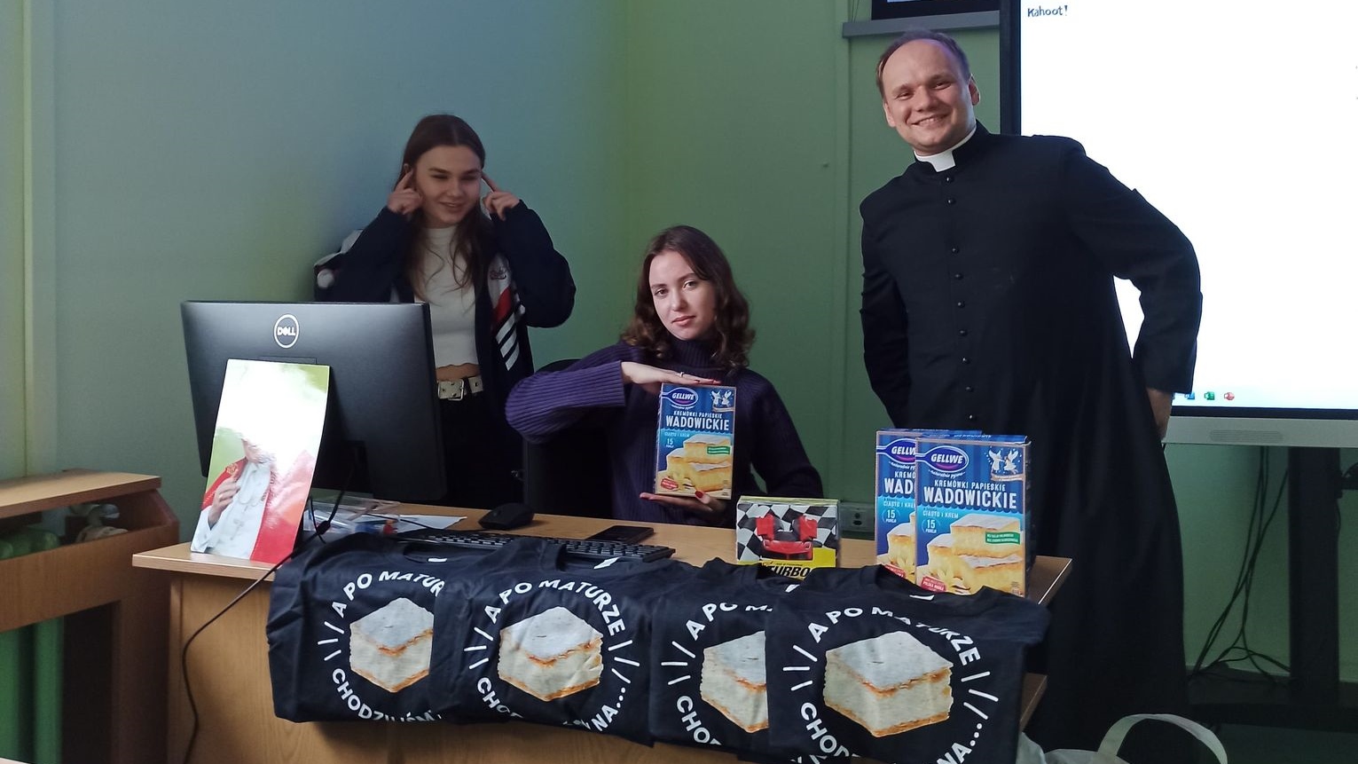Ks. Marcin Łabęcki i organizatorki quizu
