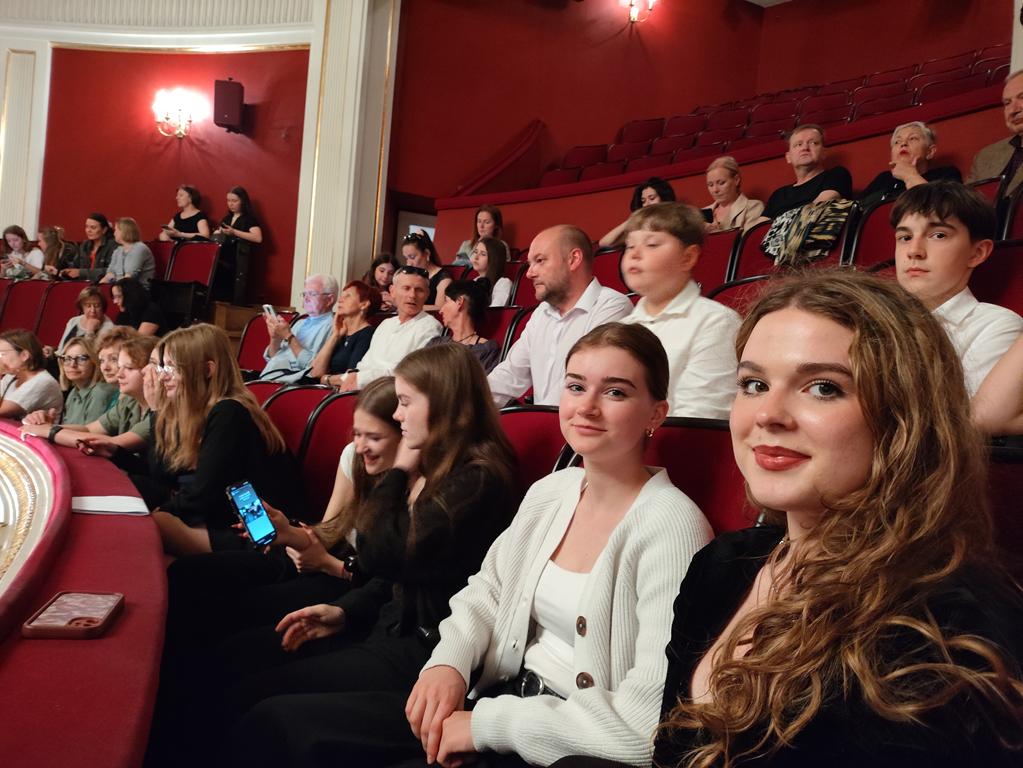 w teatrze